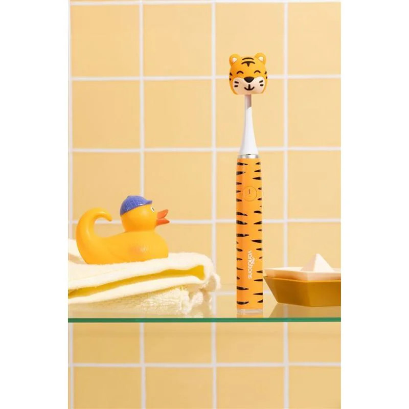 Brosse à dents sonique MyVariations Tigre Kids sur étagère de salle de bain avec carrelage jaune, ca