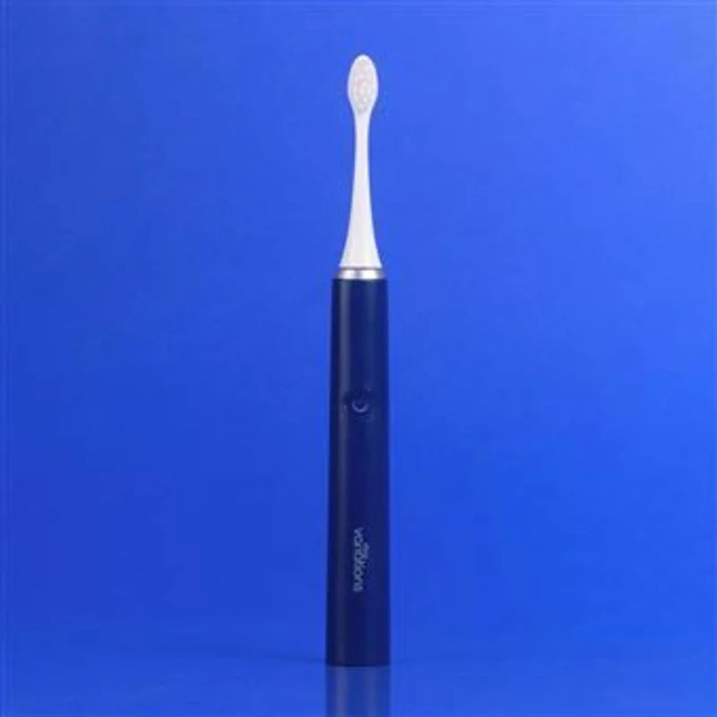 Gros plan sur la brosse à dents électrique sonique MyVariations Midnight Blue sur fond bleu, mettant