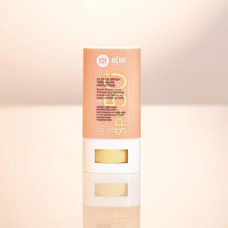 Vue de côté du stick solaire MÊME SPF50+ montrant l'étiquetage français, détails de protection, appl