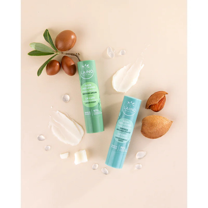 Vue rapprochée de profil du stick soin lèvres Amande douce Laino 4g en emballage turquoise, mettant 