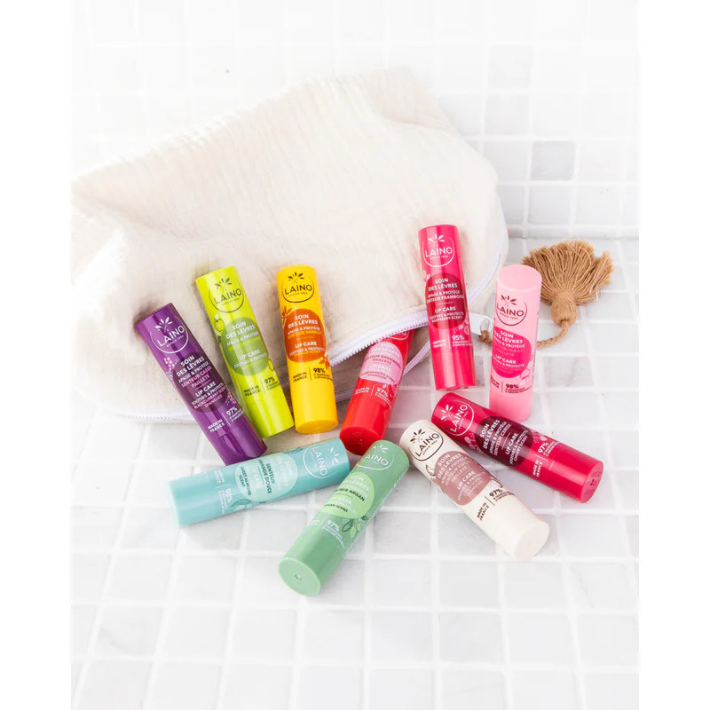 Stick Laino Soin Lèvres Amande Douce ouvert révélant la pointe de baume blanc, avec amandes, feuille