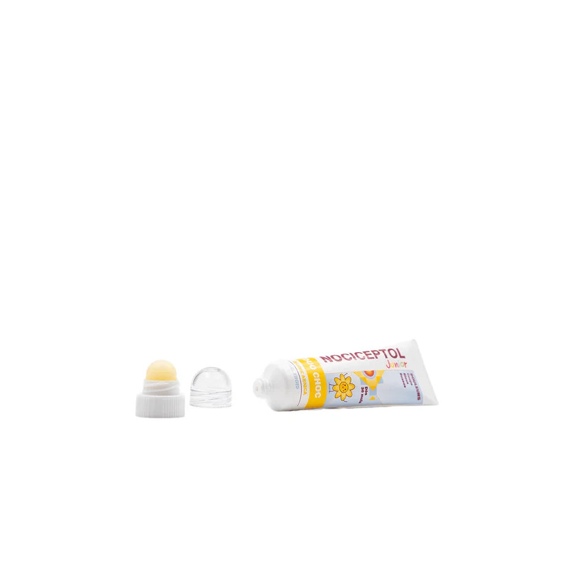 Gros plan sur le stick baume arnica NOCICEPTOL Junior (capuchon ouvert) et tube gel froid anti-doule