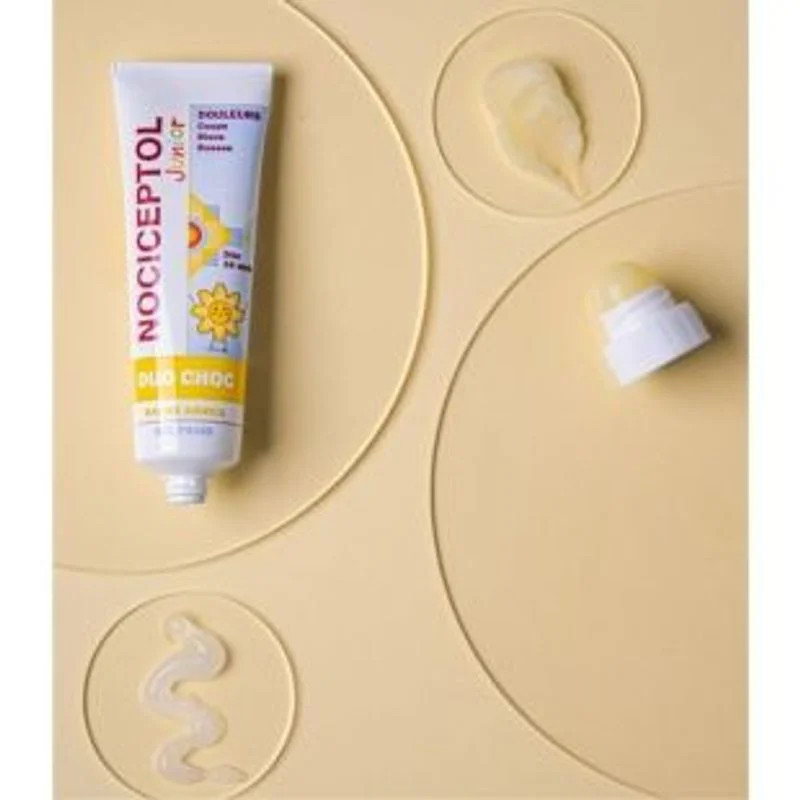 Scène d'ambiance de NOCICEPTOL Junior DUO CHOC avec stick baume arnica ouvert, tube gel, échantillon
