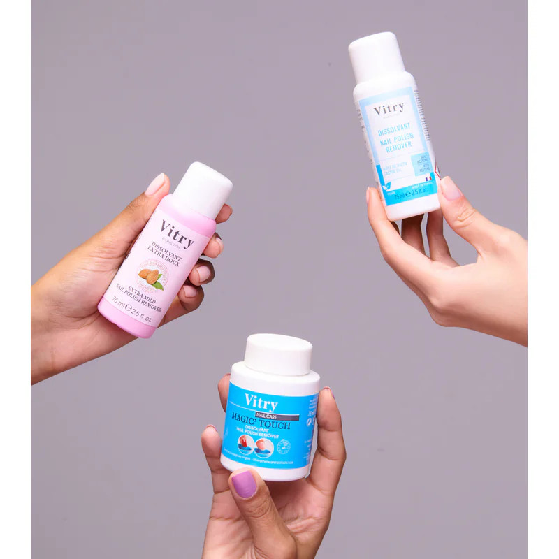 Image lifestyle de mains tenant les produits ongles Vitry : flacon blanc spray Dissolvant Enlève-Ver