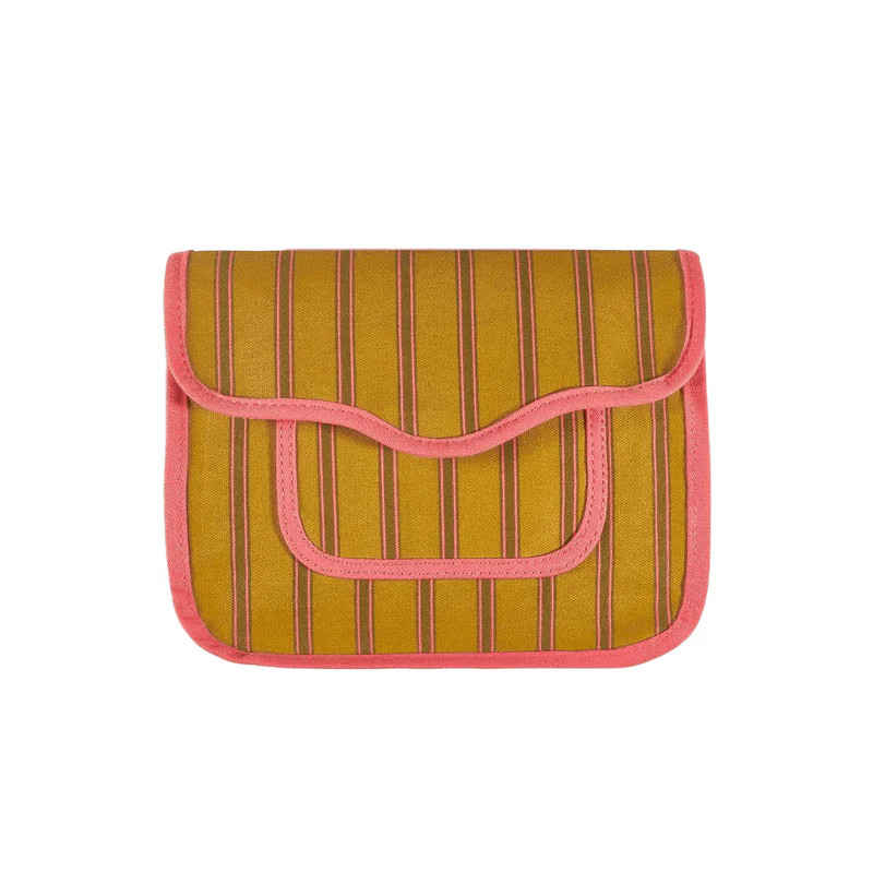 Trousse Caudalie Vos Essentiels Été 2026 en toile rayée jaune-rose, vue en angle montrant tissu text