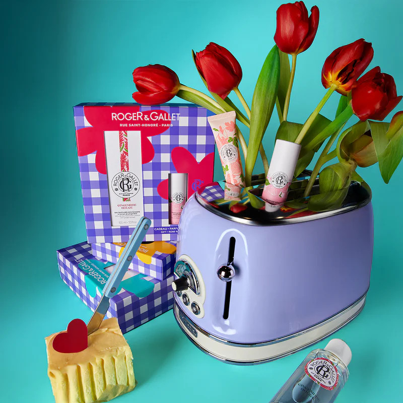 Coffret cadeau Roger & Gallet disposé dans un grille-pain lilas avec tulipes et beurre.