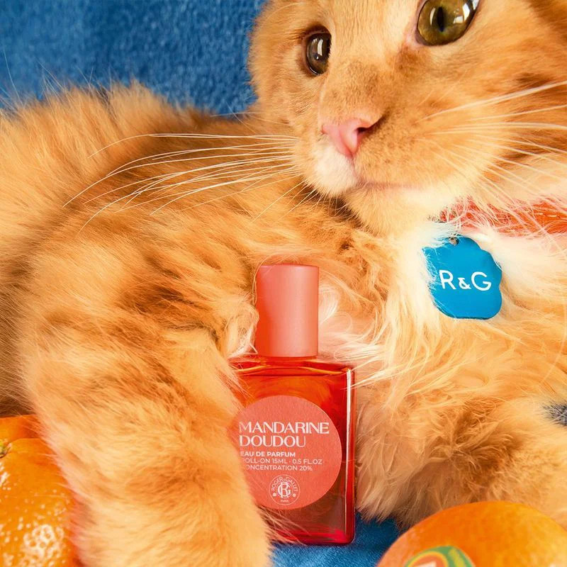 Gros plan en angle latéral du flacon roll-on 15ml Mandarine Doudou de Roger & Gallet en verre orange