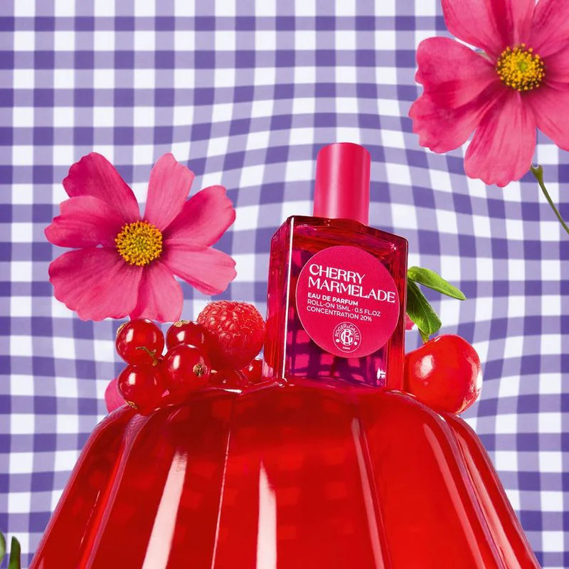 Vue rapprochée de profil latéral du flacon roll-on Roger & Gallet Cherry Marmelade 15 ml en verre ro