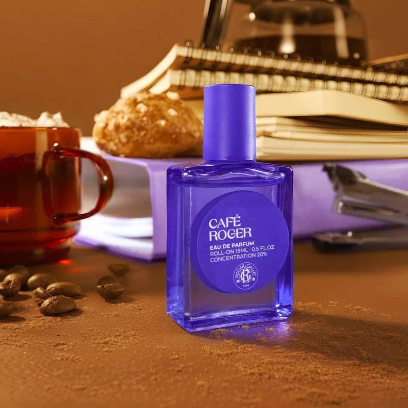 Vue en angle du flacon roll-on Eau de Parfum Café Roger de Roger & Gallet, mettant en valeur les dét